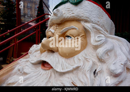 Babbo natale decorazione presso la cattedrale di Colonia mercatino di natale Foto Stock