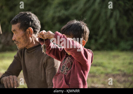 Ragazzo giocando con un mouse, tsum valley, Nepal Foto Stock