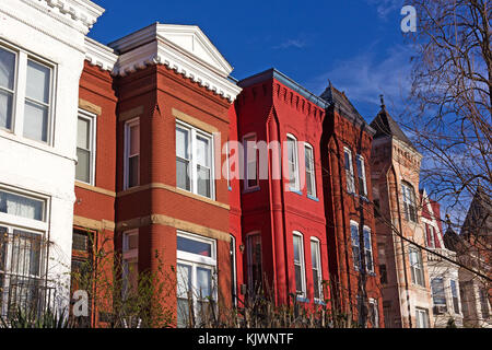 Residenziale di colorate case a schiera in us capital in primavera. case storiche di shaw quartiere di Washington DC, Stati Uniti d'America Foto Stock