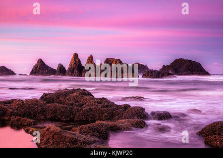 Sunrise vibrante sulla guarnizione dello stato rock recreation area lungo la costa dell'Oregon Foto Stock