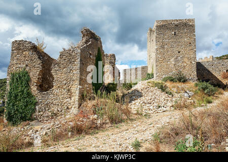 Rovina sulla cima della montagna presso il villaggio francese di saint montan in Ardeche regione della Francia Foto Stock