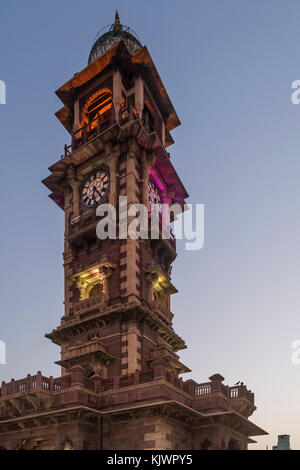 "Ghanta ghar', conosciuta anche come la torre dell orologio del Rajasthan, nella città indiana di Jodhpur, nella luce della sera Foto Stock