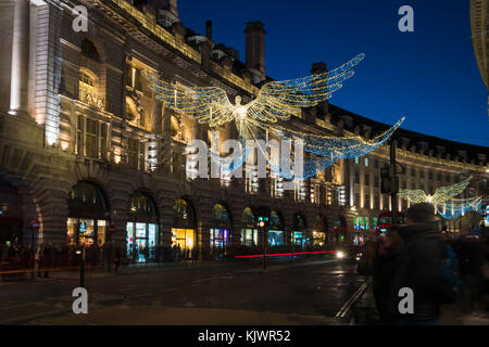 Londra - 25 novembre 2017: le luci di Natale su Regent Street, Londra, Regno Unito. Le luci di Natale attirano migliaia di acquirenti durante la festosa seaso Foto Stock