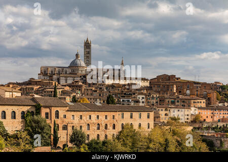 Bellissima vista della cupola e il campanile del Duomo di Siena, il Duomo di Siena e del centro storico della città medievale di Siena nella soleggiata giornata autunnale. Toscana, Ital Foto Stock