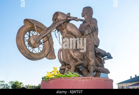 Okulovka, Russia - agosto 17, 2017: monumento al famoso cantante russo Victor tsoi. Victor tsoi (1962-1990) era un musicista sovietico, cantautore, e Foto Stock