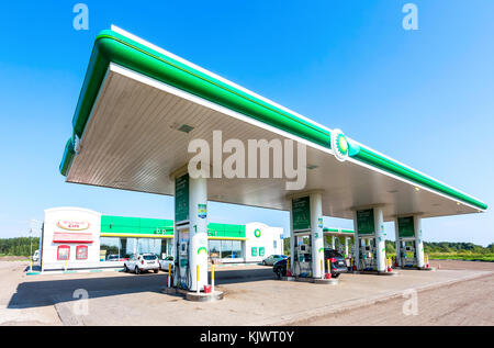 Novgorod, Russia - agosto 17, 2017: british petroleum gas station nel giorno d'estate. British Petroleum è una multinazionale britannica il petrolio e il gas compa Foto Stock