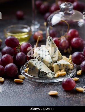 In prossimità di alcuni blu formaggio gorgonzola servita con uve rosse e arachidi Foto Stock