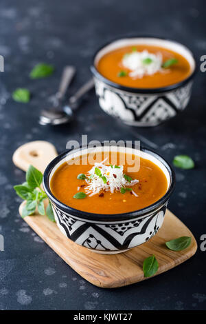 Oriental bianco e nero ciotole riempite con purea di zuppa di pomodoro Foto Stock