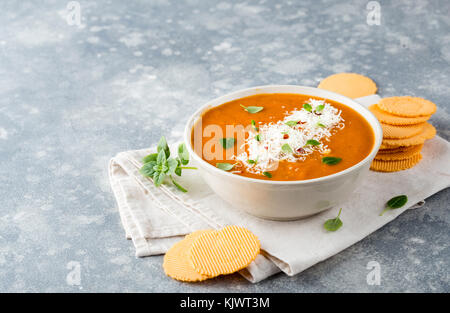 Nutritiuos cremosa zuppa di verdure con sani crackers Foto Stock