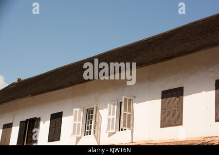 Le finestre aperte di un vecchio edificio coloniale in Laos Foto Stock