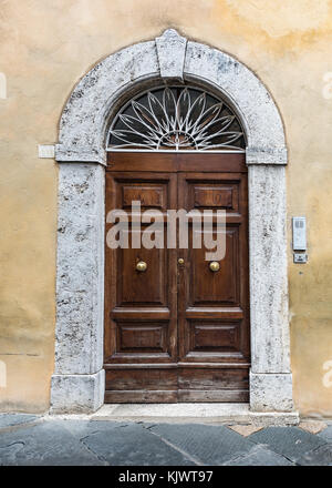 Le porte in legno massiccio tipico del sud dell'Italia. porta di legno insieme in un vecchio muro di pietra. vecchie porte vintage. Foto Stock