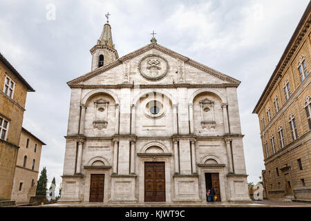 La facciata della chiesa di santa maria assunta la cattedrale di pio ii square, Pienza, toscana, Concattedrale di santa maria assunta chiesa cattedrale. Italia Foto Stock