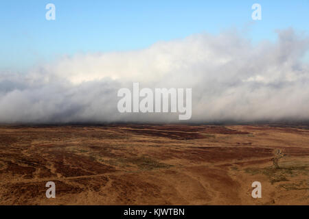 Vista aerea di basse nubi sui Pennines, nello Yorkshire, Regno Unito Foto Stock