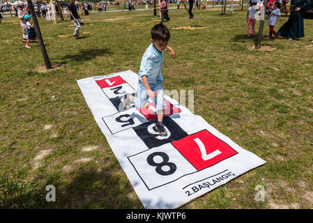 Unidentified bambini giocare a campana in un parco .ISTANBUL, TURCHIA,maggio 13,2017 Foto Stock