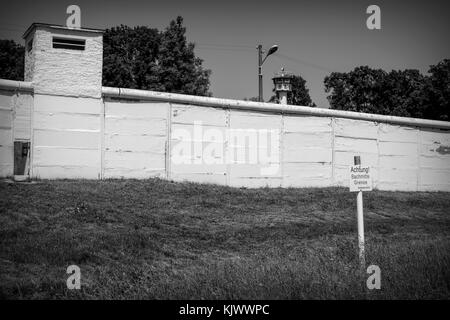 Nel 1989 la rivoluzione pacifica ha strappato il muro. Prima del 9 novembre 1989 la cortina di ferro era una zona di morte in Germania: 245 persone, che volevano fuggire dalla Germania orientale, furono uccise nel tentativo di attraversare questo confine disumano. MoedLareuth, un piccolo villaggio, è stato seperato da questo muro in una parte occidentale e orientale come a Berlino. Per questo motivo si chiamava piccola Berlino. La foto è scattata nel Museo tedesco-tedesco di MoedLareuth. Foto Stock