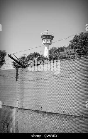 Nel 1989 la rivoluzione pacifica ha strappato il muro. Prima del 9 novembre 1989 la cortina di ferro era una zona di morte in Germania: 245 persone, che volevano fuggire dalla Germania orientale, furono uccise nel tentativo di attraversare questo confine disumano. MoedLareuth, un piccolo villaggio, è stato seperato da questo muro in una parte occidentale e orientale come a Berlino. Per questo motivo si chiamava piccola Berlino. La foto è scattata nel Museo tedesco-tedesco di MoedLareuth. Foto Stock