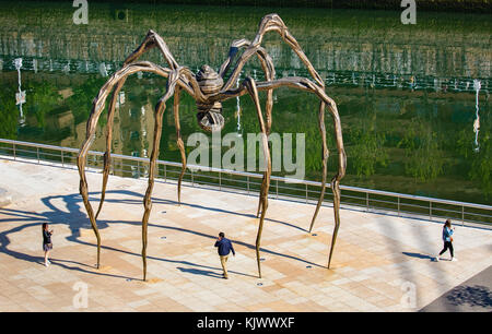 Maman il gigante di bronzo e acciaio scultura ragno al di fuori del Museo Guggenheim di arte a Bilbao Spagna Foto Stock