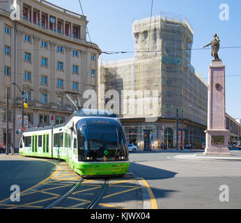 Tram elettrico sistema di trasporto passando la statua di Diego Lopez de Haro nel centro di Bilbao - regione basca della Spagna settentrionale Foto Stock