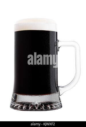 Vetro freddo della birra scura con la schiuma e la rugiada su sfondo bianco con la riflessione Foto Stock