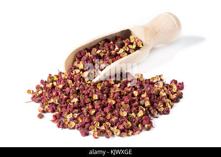 Cumulo di sichuan pepe cinese con pala spice isolati su sfondo bianco Foto Stock