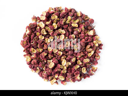 Cumulo di sichuan pepe cinese isolati su sfondo bianco Foto Stock