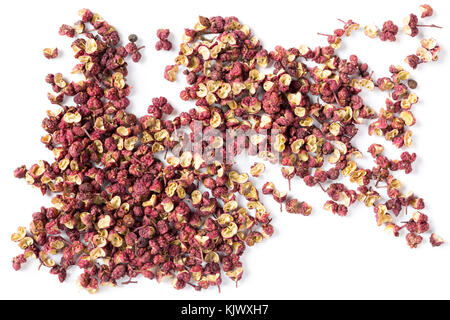 Grani di pepe di Sichuan pepe cinese isolati su sfondo bianco Foto Stock