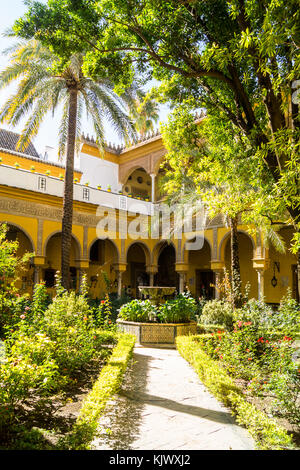 Cortile del Palacio de Las Dueñas, palazzo dei duchi di Alba, Siviglia, in Andalusia, Spagna Foto Stock