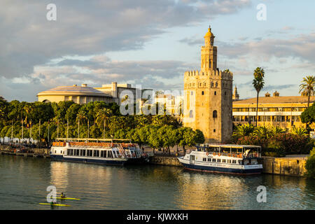 Torre de Oro, 1221, e il fiume Guadalquivir waterfront, Siviglia, in Andalusia, Spagna Foto Stock