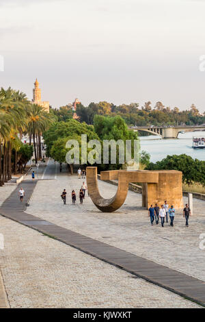 Torre de Oro, 1221, San Telmo bridge, scultura moderna sul fiume Guadalquivir waterfront, Siviglia, in Andalusia, Spagna Foto Stock