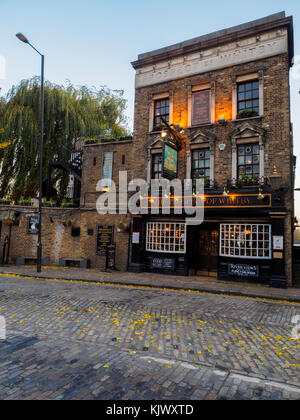 La prospettiva di Whitby è la più antica taverna sul fiume, risalente intorno al 1520 - Londra, Inghilterra Foto Stock