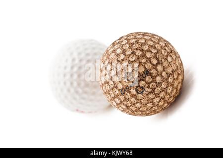 Inclinare il colpo di due palline da golf su sfondo bianco Foto Stock