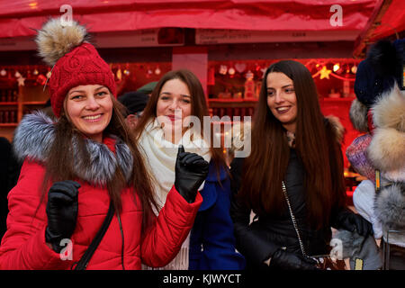 Tre gli studenti trascorrono il tempo al mercato di natale Foto Stock