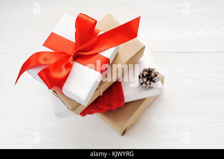 Mockup regalo di Natale scatola su sfondo di legno con i fiocchi di neve, biglietto di auguri buon Natale e felice anno nuovo Foto Stock