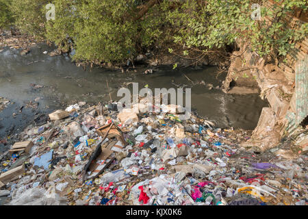 Sacchetti di plastica, i rifiuti domestici e liquame crea forte inquinamento nel fiume a Juhu di Mumbai Foto Stock