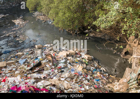 Sacchetti di plastica, i rifiuti domestici e liquame crea forte inquinamento nel fiume a Juhu di Mumbai Foto Stock