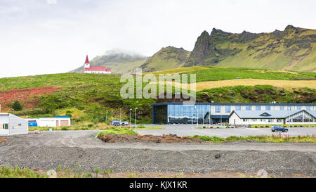 Viaggio in Islanda - appartamenti e reyniskirkja chiesa di vik ho myrdal villaggio atlantico sulla costa sud in katla geoparco in settembre Foto Stock