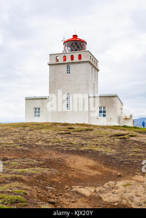 Viaggio in Islanda - Vista di dyrholaeyjarvit faro sulla penisola di dyrholaey, vicino a vik mi myrdal villaggio atlantico sulla costa sud in katla geoparco in s Foto Stock