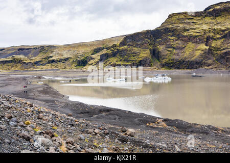 Viaggio in Islanda - sentiero escursionistico dal ghiacciaio solheimajokull (sud lingua glaciale di myrdalsjokull tappo di ghiaccio) in katla geoparco in Atlantico islandese Foto Stock