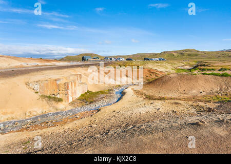 Viaggio in Islanda - parcheggio auto nel settore geotermico krysuvik area sulla penisola meridionale (reykjanesskagi, penisola di Reykjanes) nel mese di settembre Foto Stock