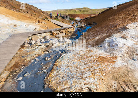 Viaggio in Islanda - sentiero vicino al flusso di acqua calda nel settore geotermico krysuvik area sulla penisola meridionale (reykjanesskagi, penisola di Reykjanes) nel mese di settembre Foto Stock