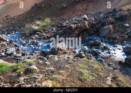 Viaggio in Islanda - torrente acida nel settore geotermico krysuvik area sulla penisola meridionale (reykjanesskagi, penisola di Reykjanes) nel mese di settembre Foto Stock