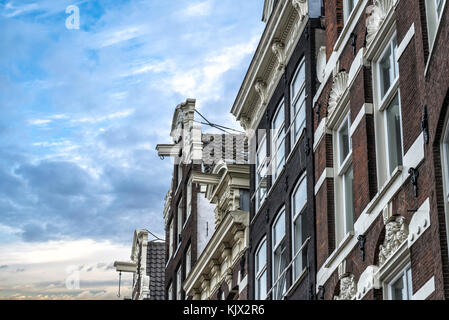 Tipica casa di Amsterdam con un gancio su una trave sotto il tetto per mobili di sollevamento durante una mossa. Foto Stock