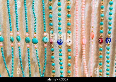 Tradizionale cordone colorato polsini,bracciali in vetro e pietre preziose in vendita in un bazar turco Foto Stock