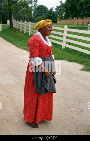 Un interprete di caratteri a parlare con i visitatori (off telecamera) al Mount Vernon Estate, ad Alexandria, Virginia. Foto Stock