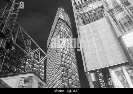 In bianco e nero della Bahn Torre (Bahntower) di Potsdamer Platz durante le ore notturne a Berlino come si vede dalla Sony Center 2017, Berlino, Germania Foto Stock