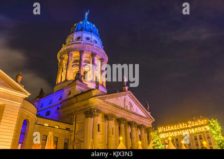 Vista sul mercato di Natale 'Weihnachtszauber Gendarmenmarkt' con la cattedrale francese (Französischer Dom) in background, Berlino, Tedesco Foto Stock