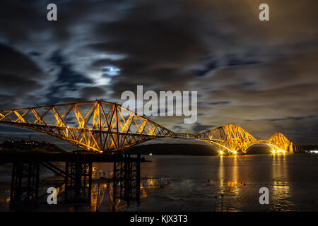 30sec exp del famoso Ponte di Forth Rail,inizio sera,preso dalla fife lato su una calma ma leggermente torbida notte..ideale per lunghe esposizioni.. Foto Stock