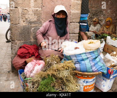 Donna vendita di merci varie, Essaouira, Marocco Foto Stock