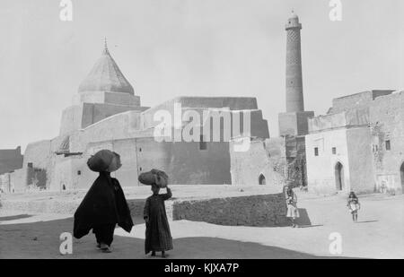 Antica di Mosul, un santuario Yezidi a sinistra e Nouri minareto della moschea a destra Foto Stock