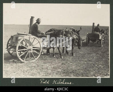Questa fotografia mostra una cucina da campo utilizzata dall'esercito ottomano durante la prima guerra mondiale. Queste cucine mobili erano essenziali per alimentare i soldati sul campo, fornendo razioni durante le campagne. L'immagine offre uno sguardo sul lato logistico della vita di guerra durante il coinvolgimento dell'Impero Ottomano nella guerra. Foto Stock